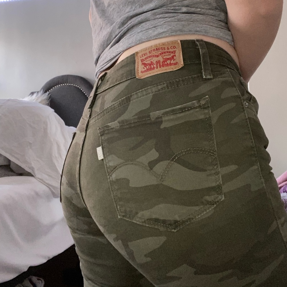 ⭐️Levi’s Camo Jeans⭐️